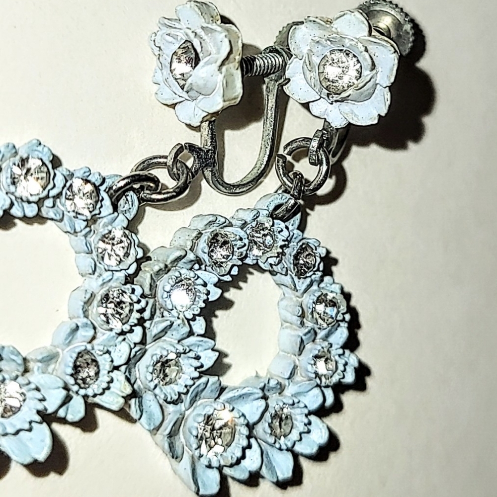 JAPAN BLUE FLORAL WREATH SCREWBACK EARRINGS - FEATHERLITE CELLULOID - Picture 2 of 6